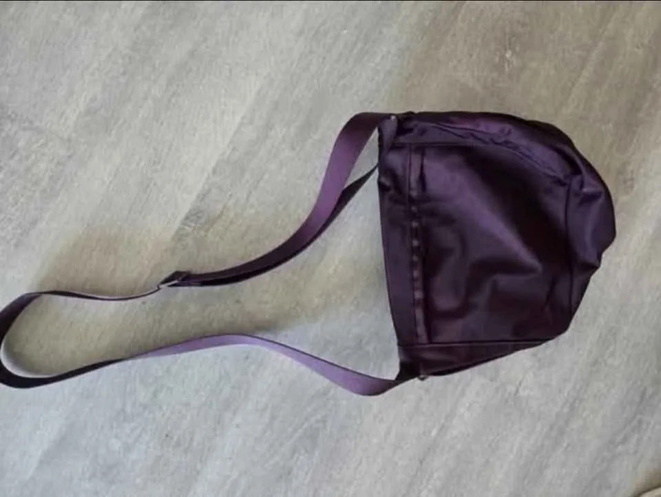 MINT COND. LULULEMON FESTIVAL PLUM CROSSBODY HANDBAG image indicator(3)