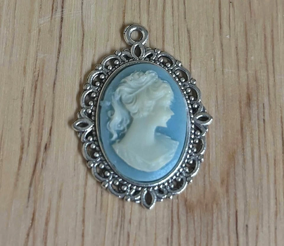 Vintage 1960’s Blue Cameo
