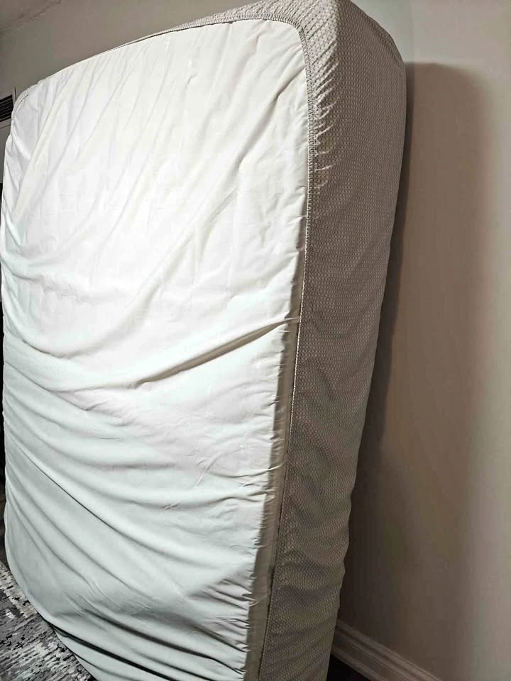 Queen Size Hybrid Mattress with Protector