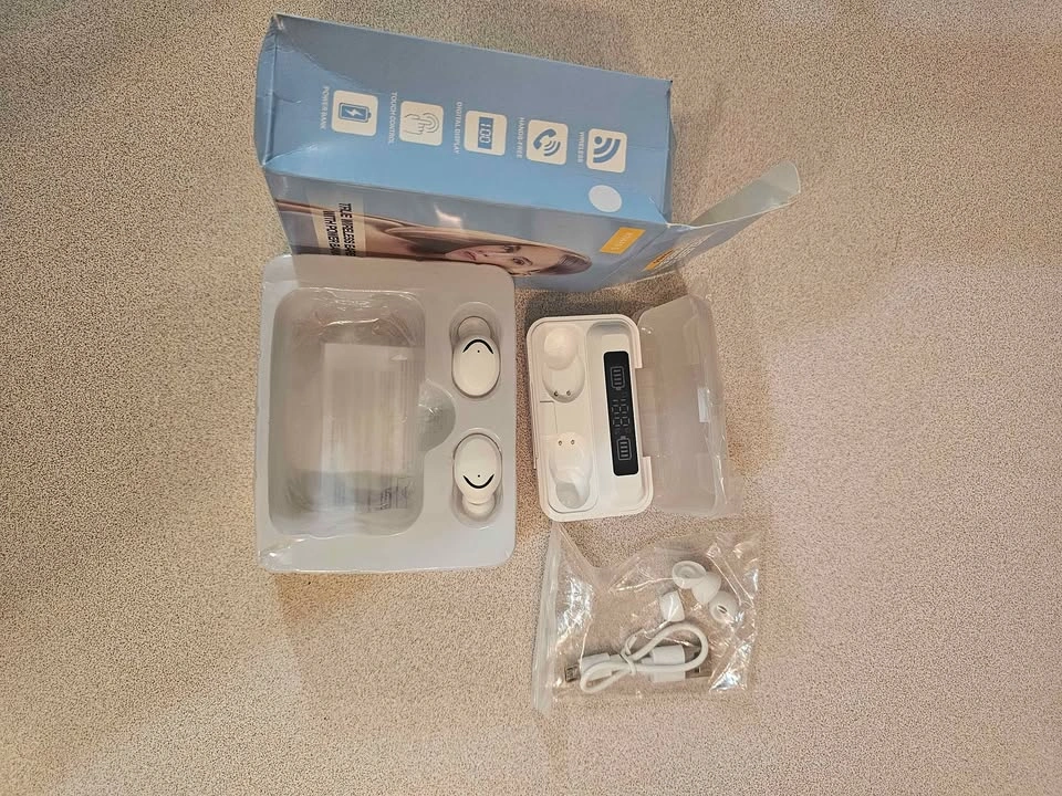 White Wireless Earbuds with Power Bank - photo 2