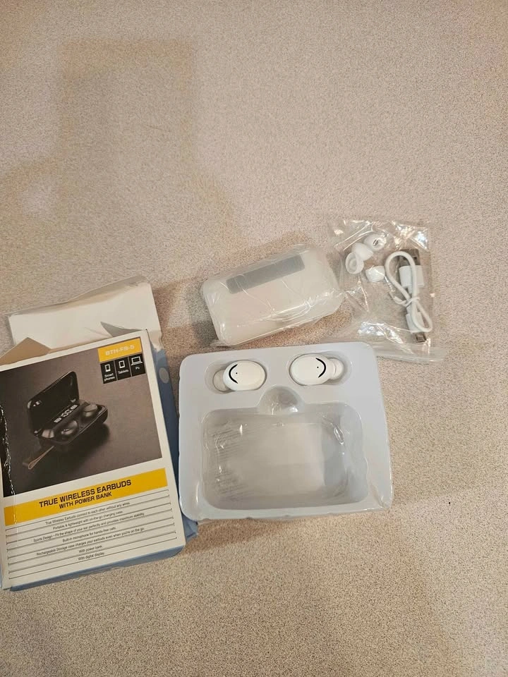 White Wireless Earbuds with Power Bank - photo 3