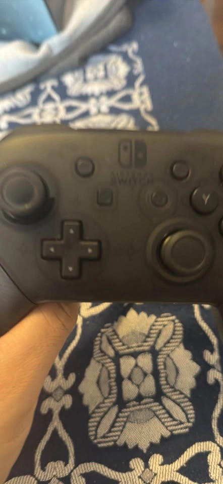 Nintendo Switch Pro Controller - photo 2