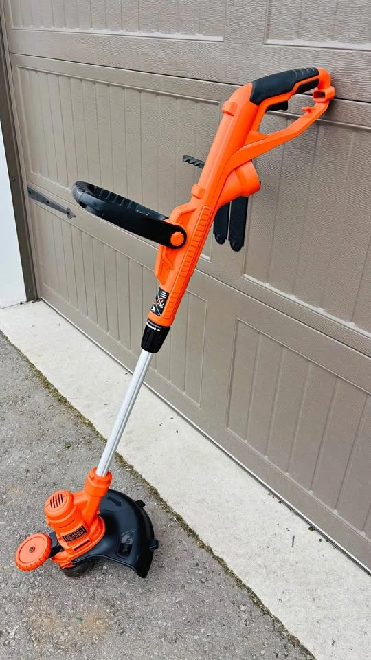 BLACK+DECKER 14 in. 6.5 Amp Corded String Trimmer/Edger