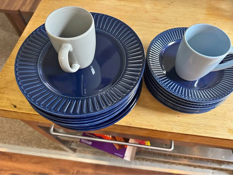 8 Dinner Plates, 8 Half Plates, 2 Mugs - Blue Ceramic
