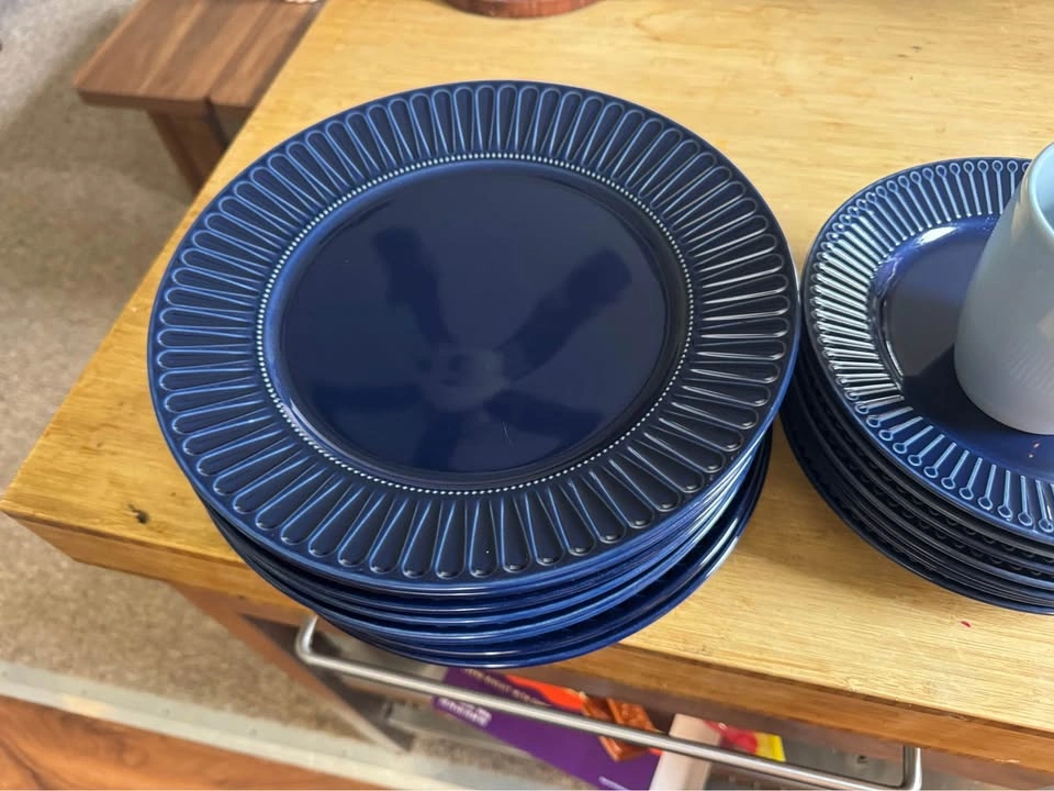 8 Dinner Plates, 8 Half Plates, 2 Mugs - Blue Ceramic - photo 2