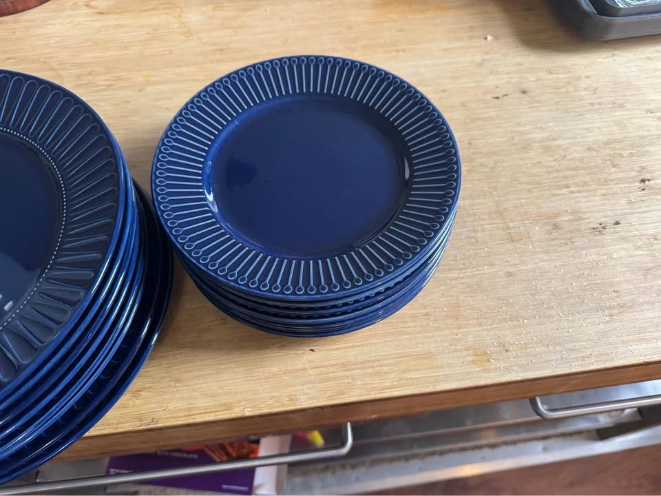 8 Dinner Plates, 8 Half Plates, 2 Mugs - Blue Ceramic - photo 4