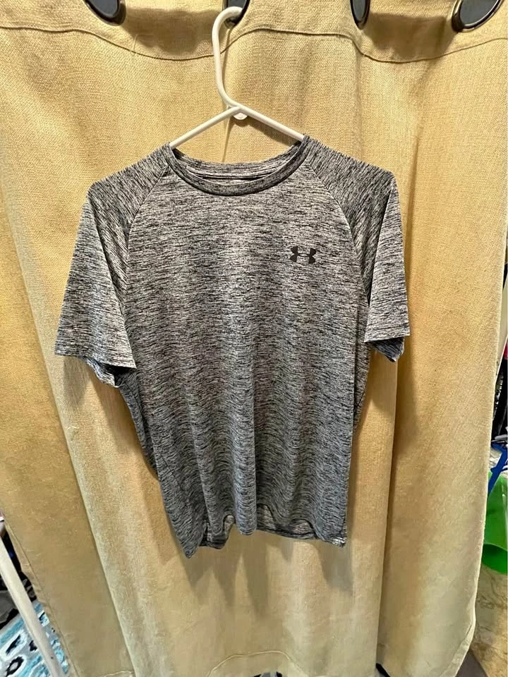 Under Armour Men's Small Shirt