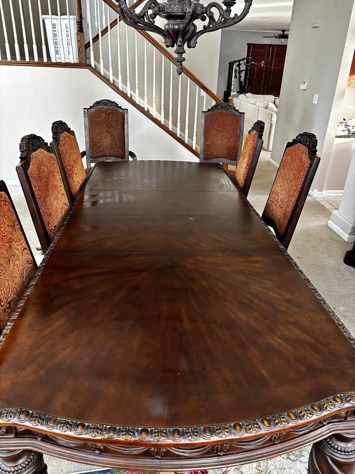 Extendable table & 8 chairs