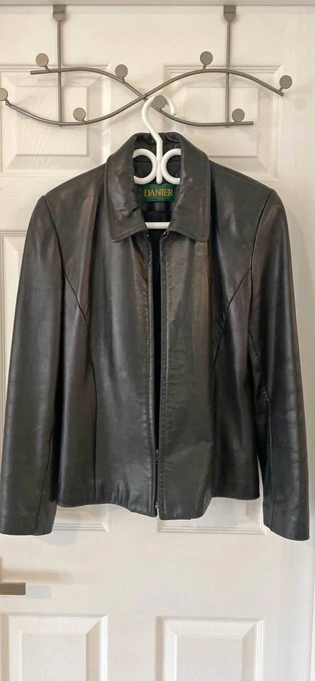 Danier Women’s Black Leather jacket -Small
