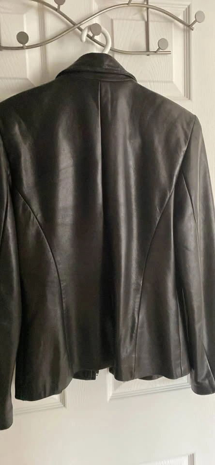 Danier Women’s Black Leather jacket -Small - photo 3