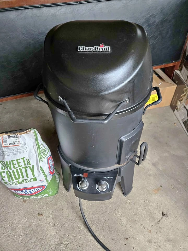 Char Broil 3 in 1 infrared smoker + wood chips