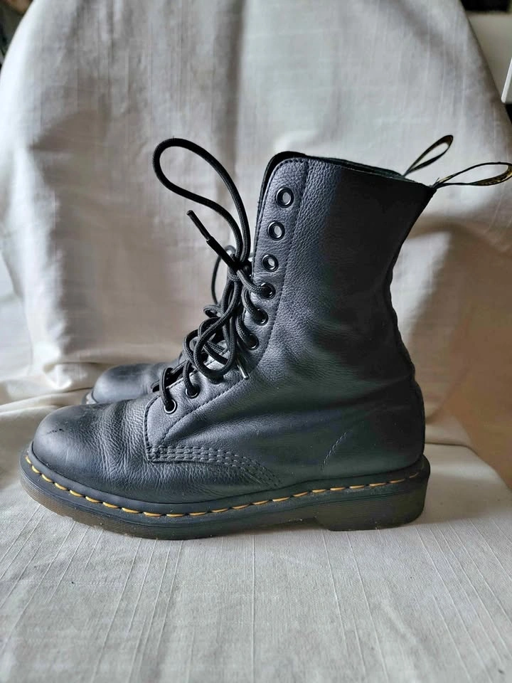 Dr. Martens W9 Size