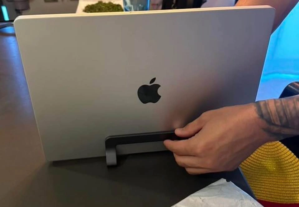 UGREEN Adjustable Vertical Laptop Stand Single-slot - photo 4