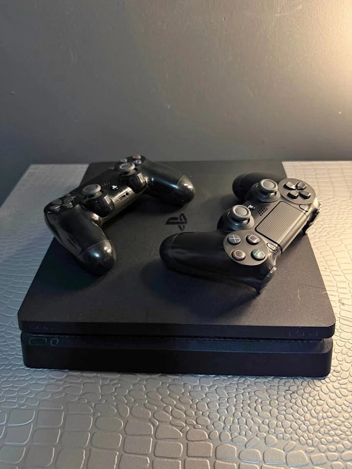PS4 Slim 1TB Console + 2 Controllers + Call of Duty