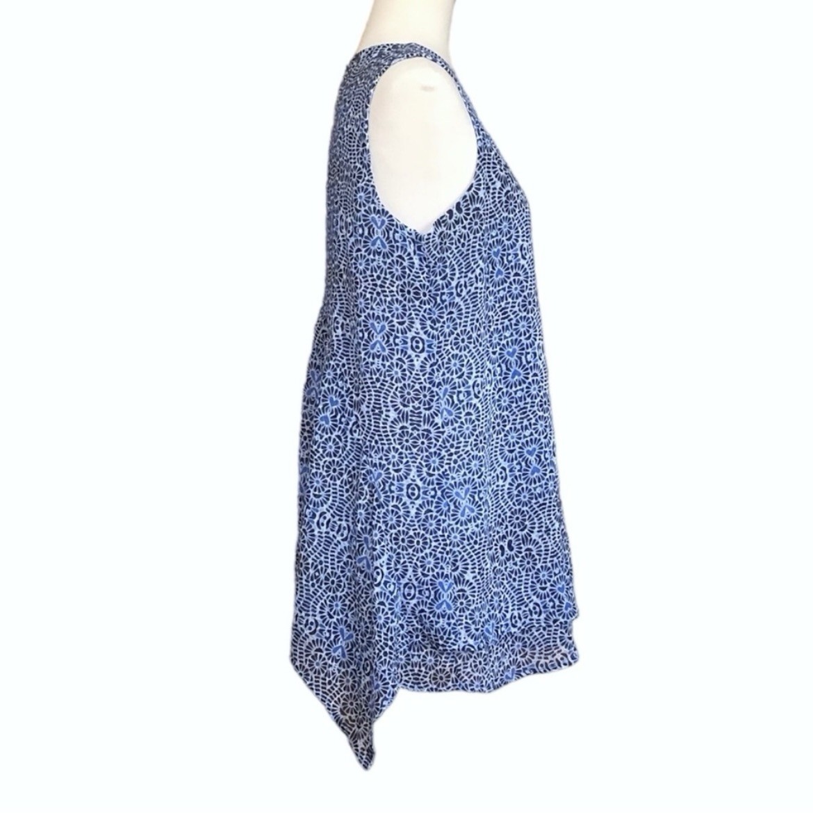 Fever Women’s Sleeveless Blouse Blue Mosaic Flower Print Medium - photo 4