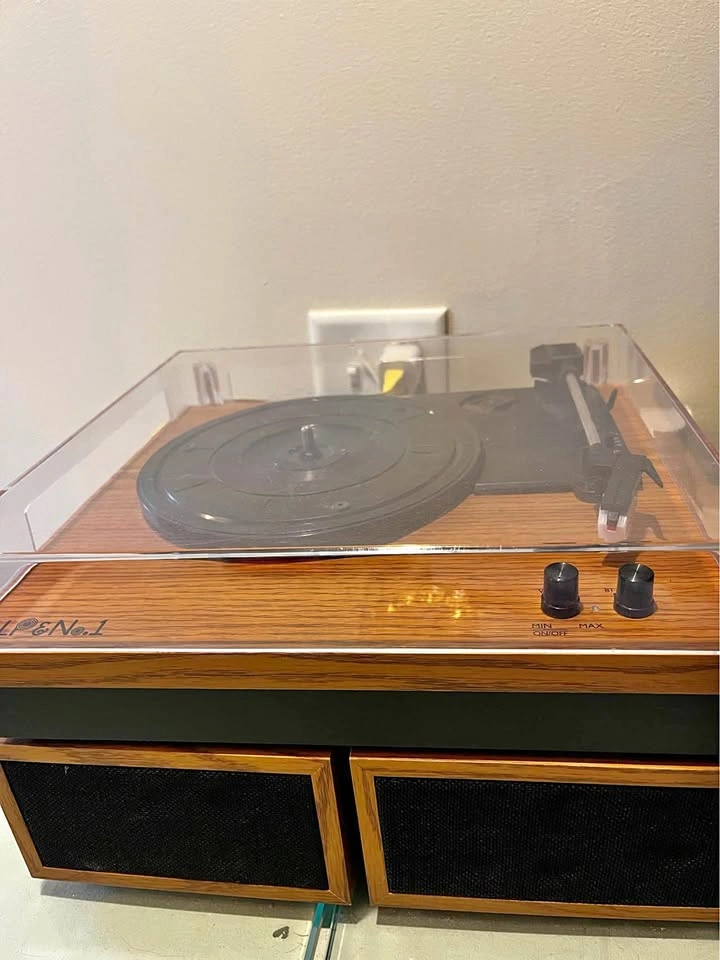 LP& No.1 vinyl player w Bluetooth