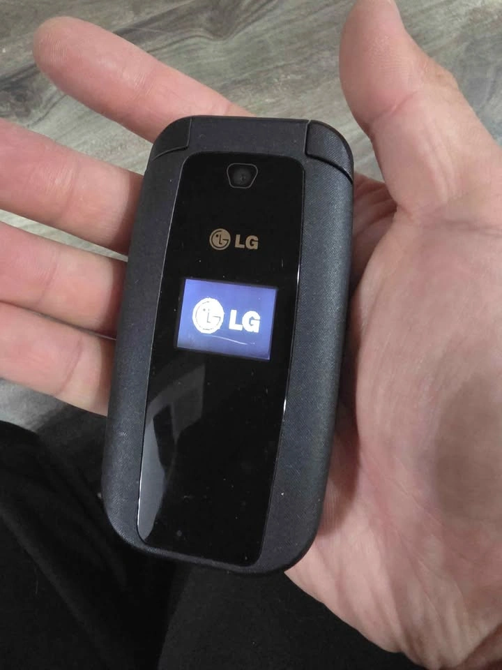 LG old phone. - photo 4