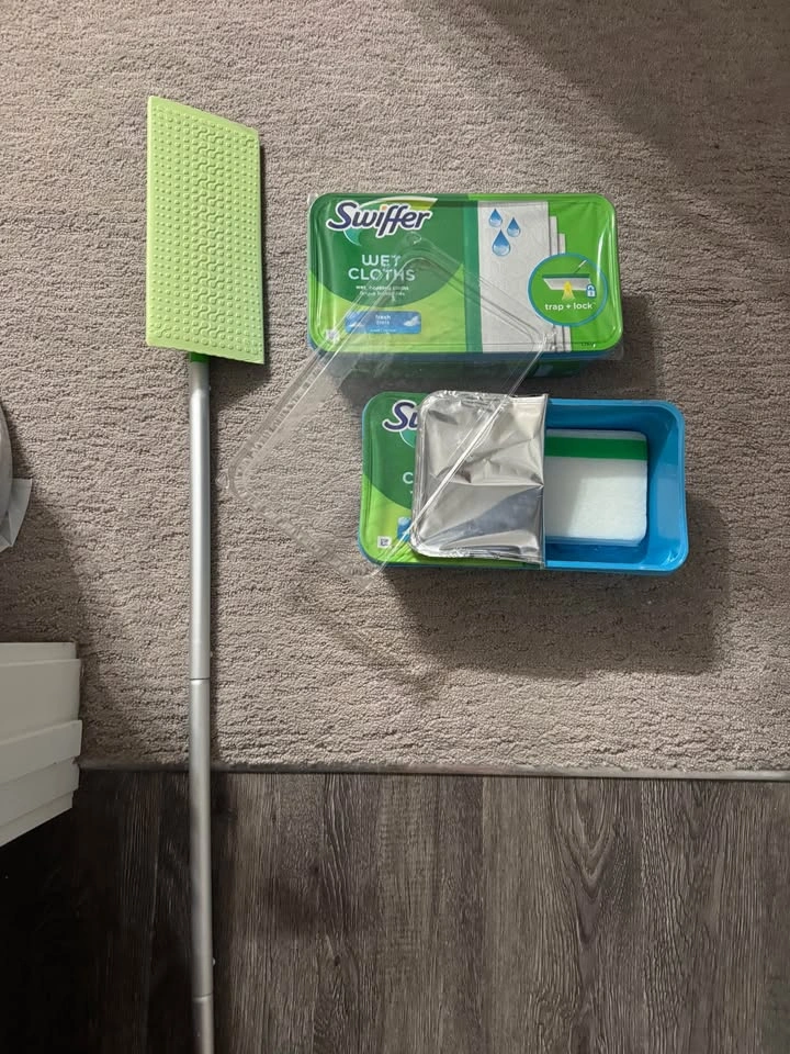 Swiffer Mop and Wet Clothes - photo 2