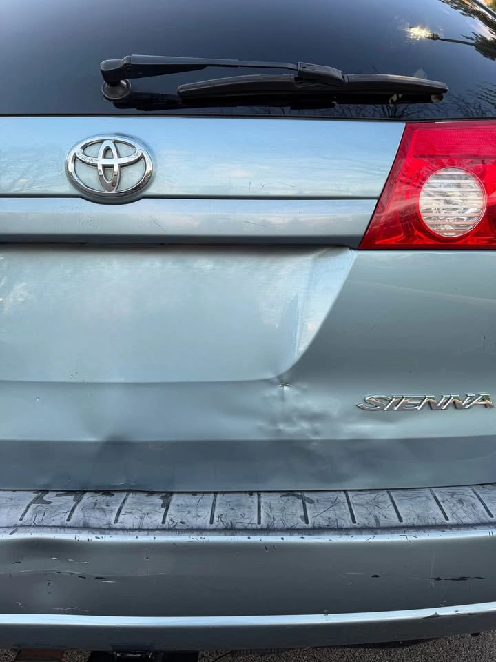 2007 Toyota Sienna LE Minivan - photo 2