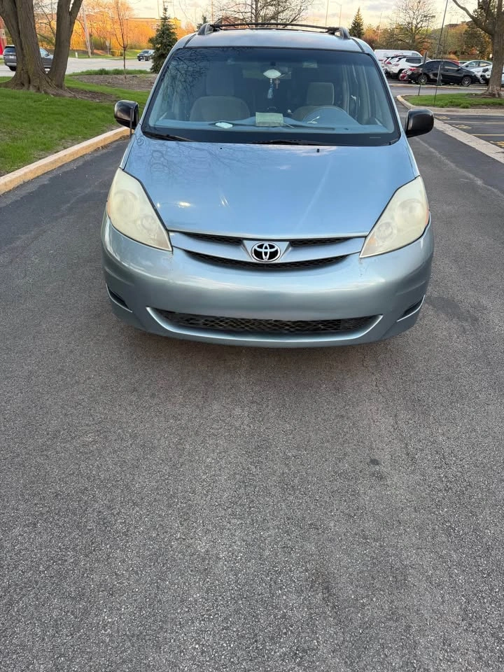 2007 Toyota Sienna LE Minivan - photo 3