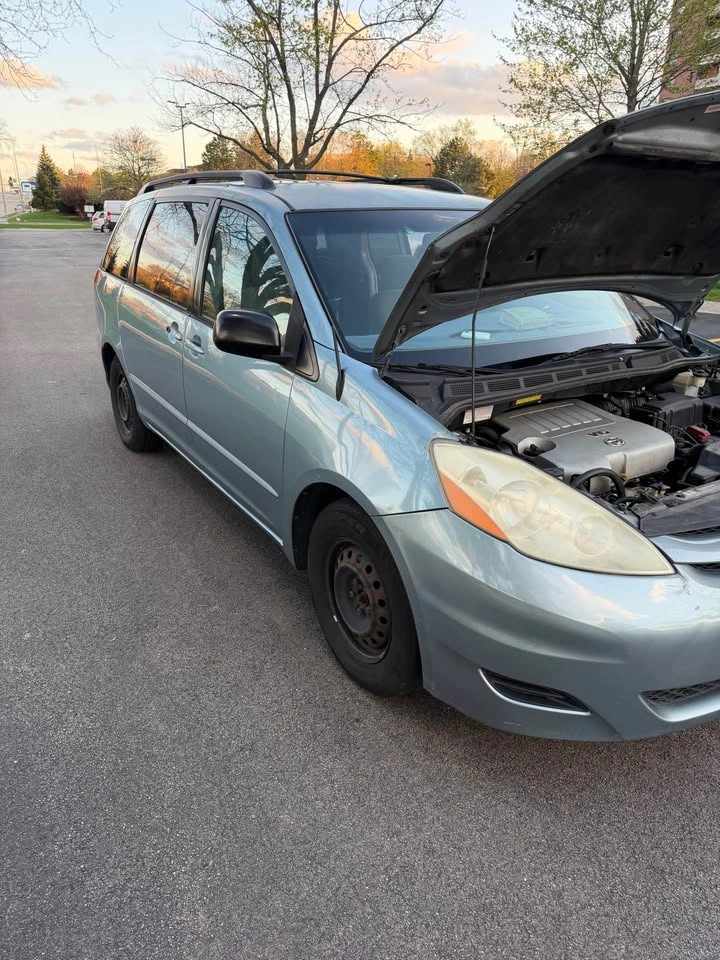 2007 Toyota Sienna LE Minivan - photo 4