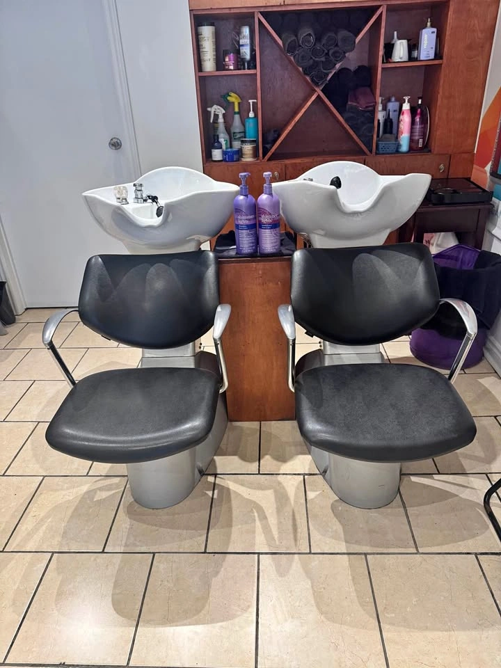 2 Salon Shampoo Stations w Chairs