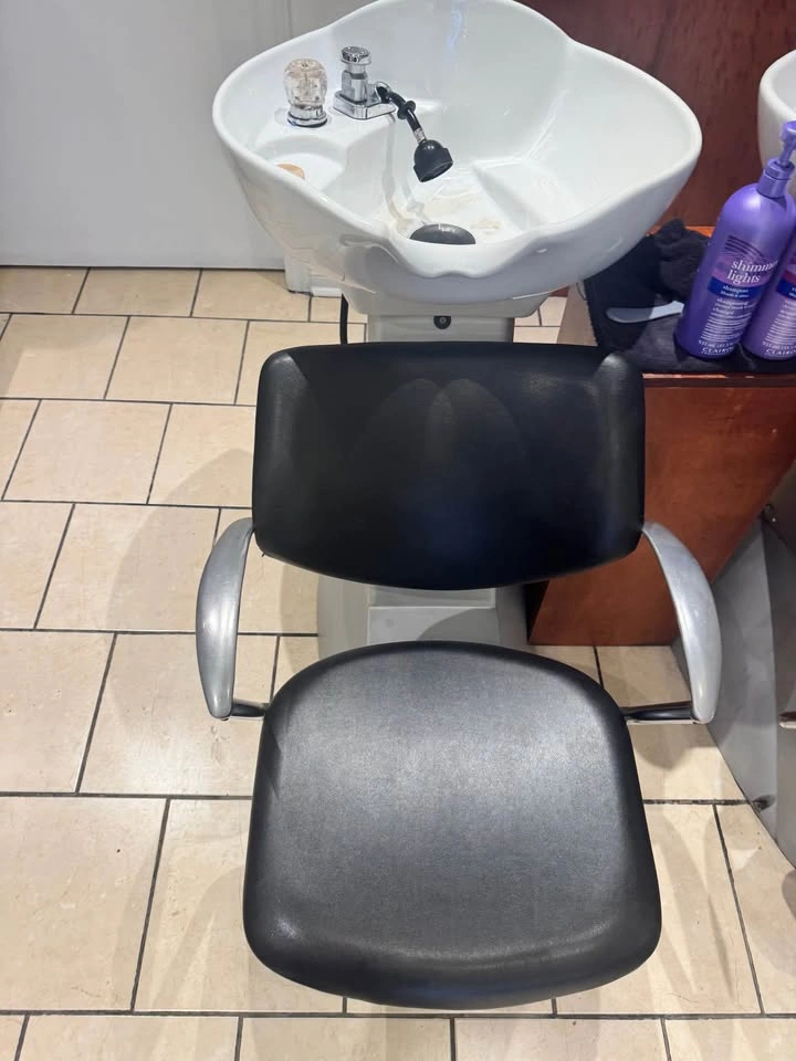 2 Salon Shampoo Stations w Chairs - photo 2