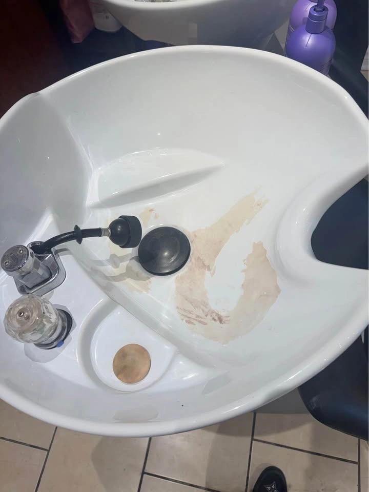 2 Salon Shampoo Stations w Chairs - photo 3