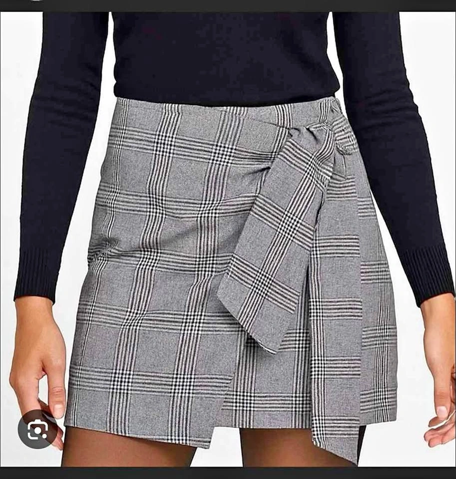 Aritzia Wilfred Grey Plaid Skirt, Size 6