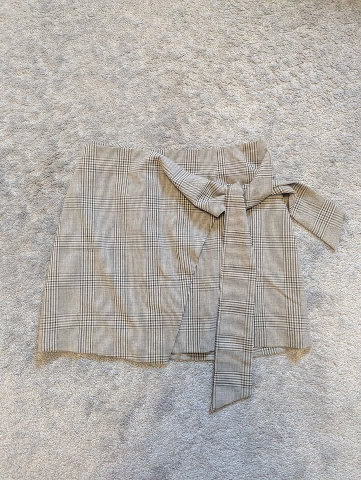 Aritzia Wilfred Grey Plaid Skirt, Size 6 - photo 2