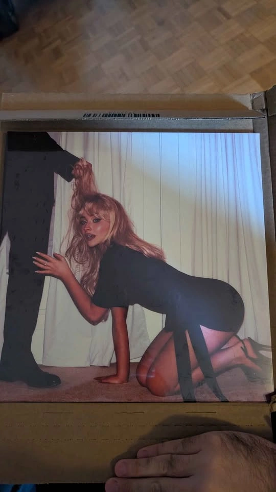 Sabrina Carpenter Man's Best Friend Signed Coverlet LP Vinyl - photo 2