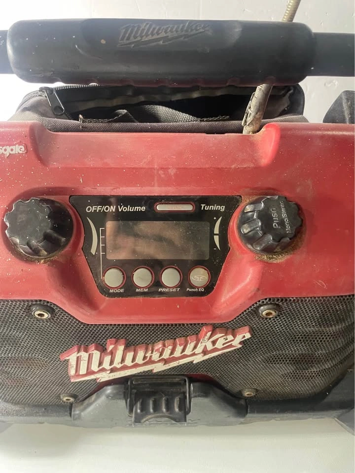 Milwaukee 49-24-0280 Heavy-Duty Job Site Radio Rockford Fosgate - photo 3