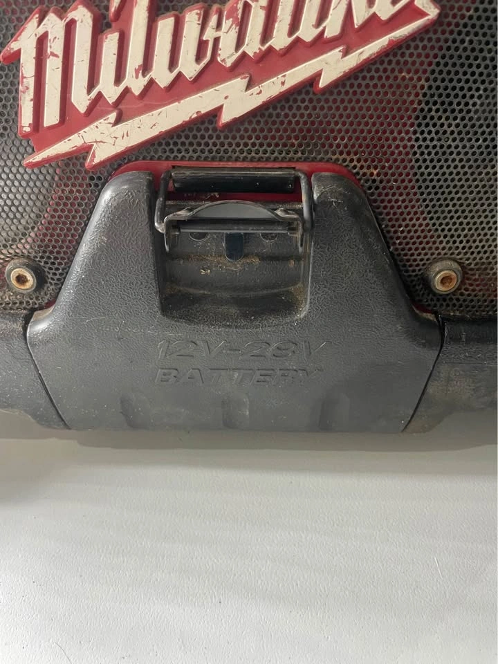 Milwaukee 49-24-0280 Heavy-Duty Job Site Radio Rockford Fosgate - photo 4