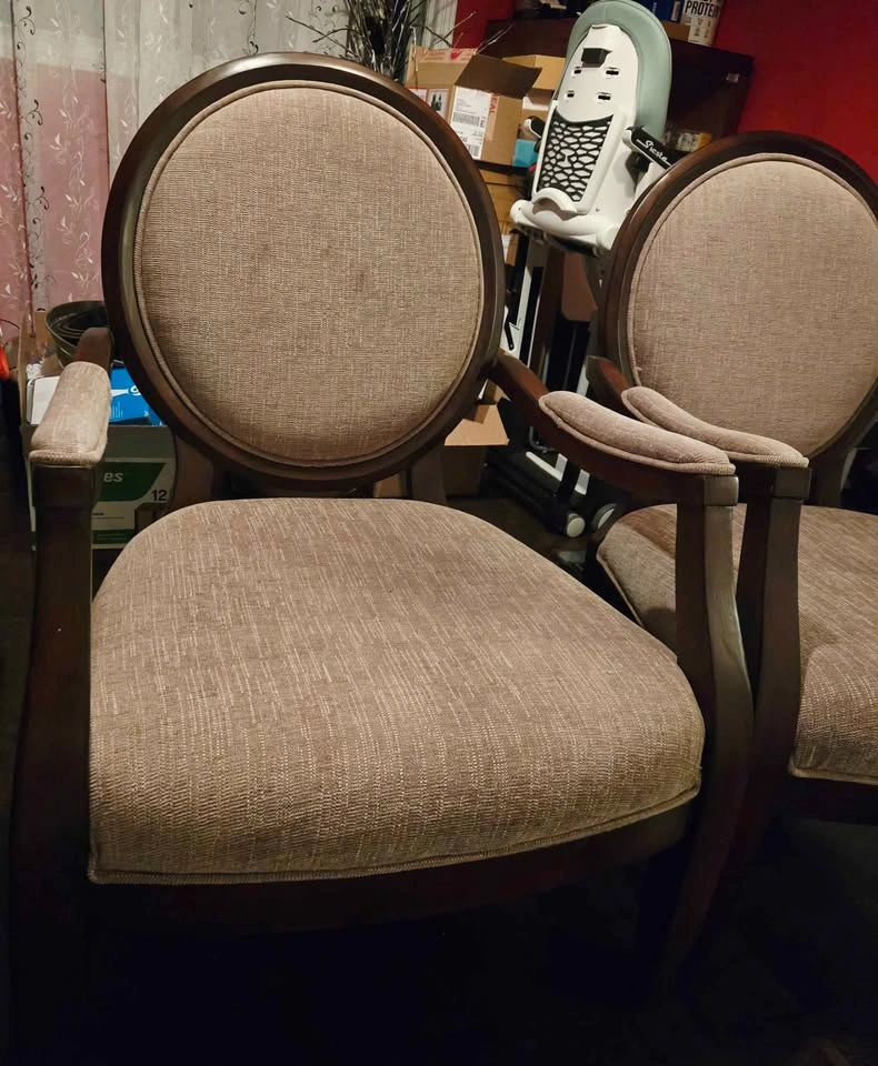 Elegant Classic Chairs (Set of 2) – Great Condition - photo 3