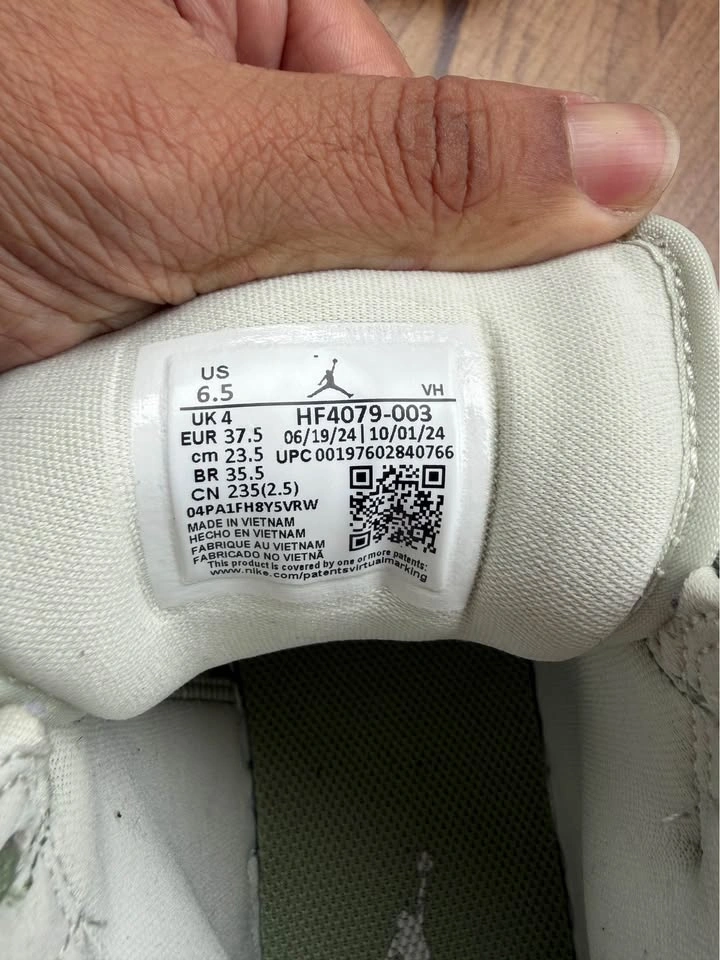 Air Jordan Sneakers - Size 6.5 - photo 2