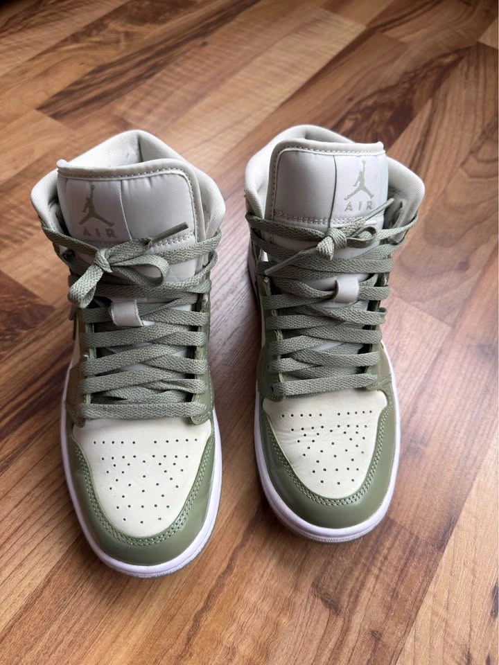 Air Jordan Sneakers - Size 6.5 - photo 4
