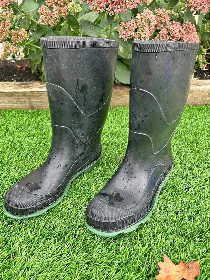 Kids size 3 Rain Boots thumbnail