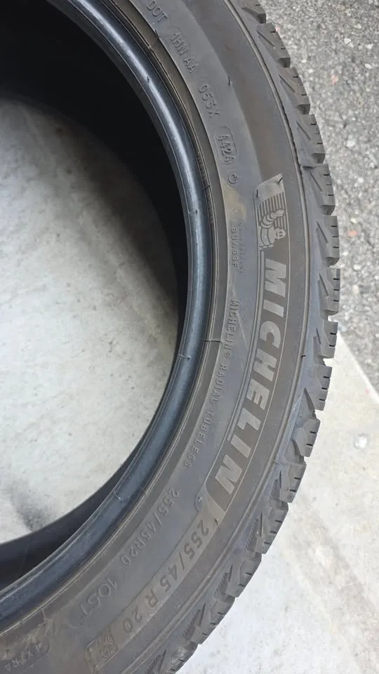 235/50/20 and 255/45/20 Michelin Winter Tires 90% Tread image indicator(3)