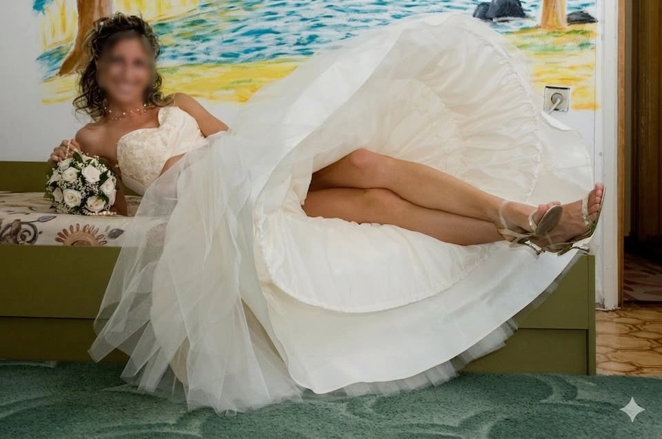 European Designer Wedding Dress, Small Size - photo 3