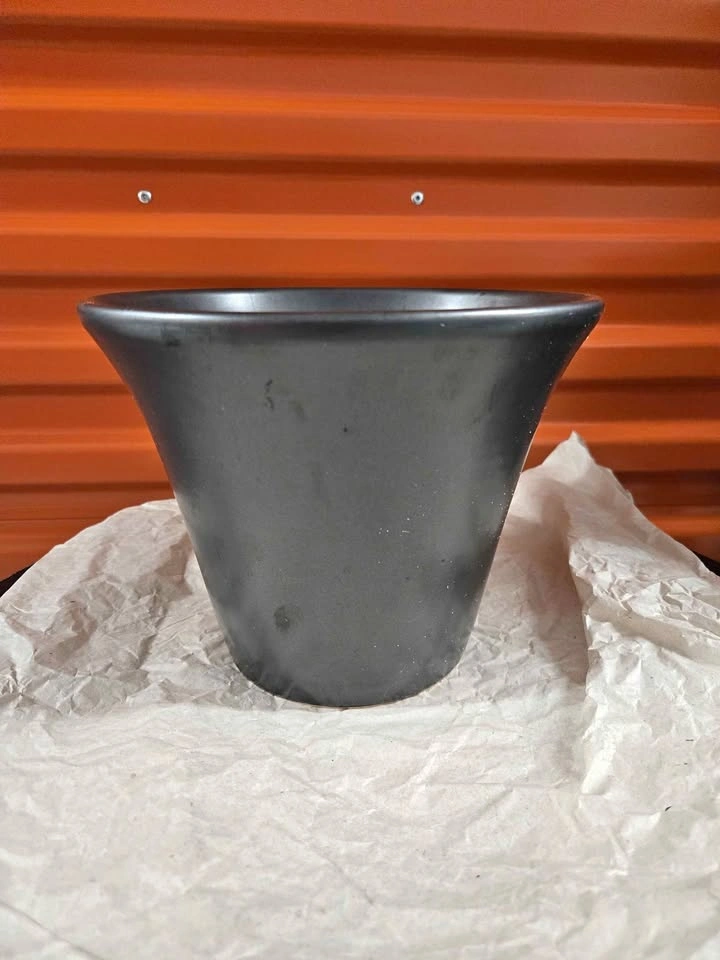 Black Planter Pot 8in