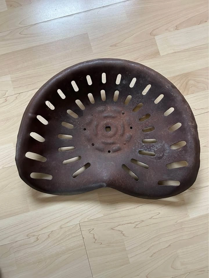 Antique tractor seat - photo 2