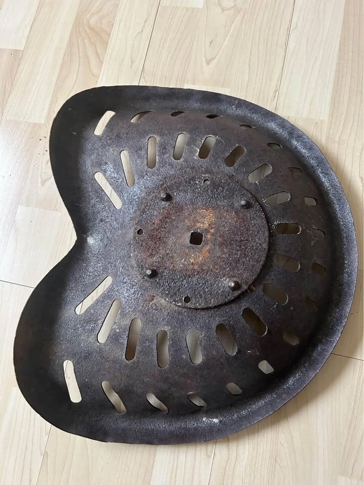 Antique tractor seat - photo 3