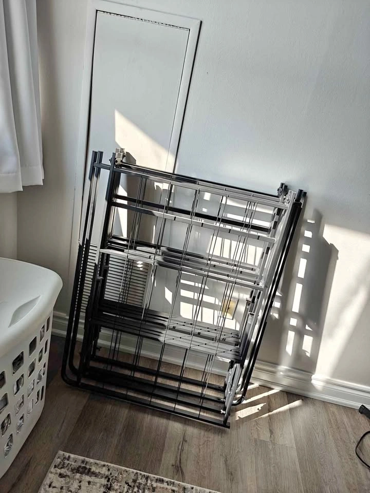 Zinus SmartBase 14" Queen Platform Bed Frame - Like New