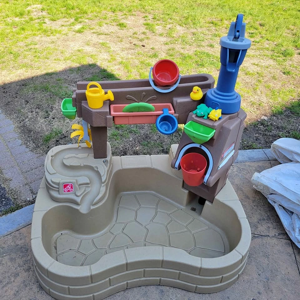 EUC Step2 Pump & Splash Discovery Pond