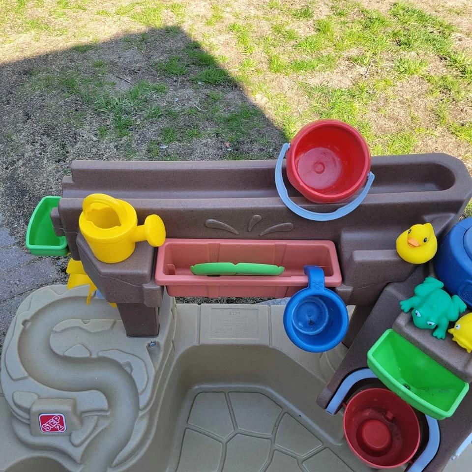 EUC Step2 Pump & Splash Discovery Pond - photo 3