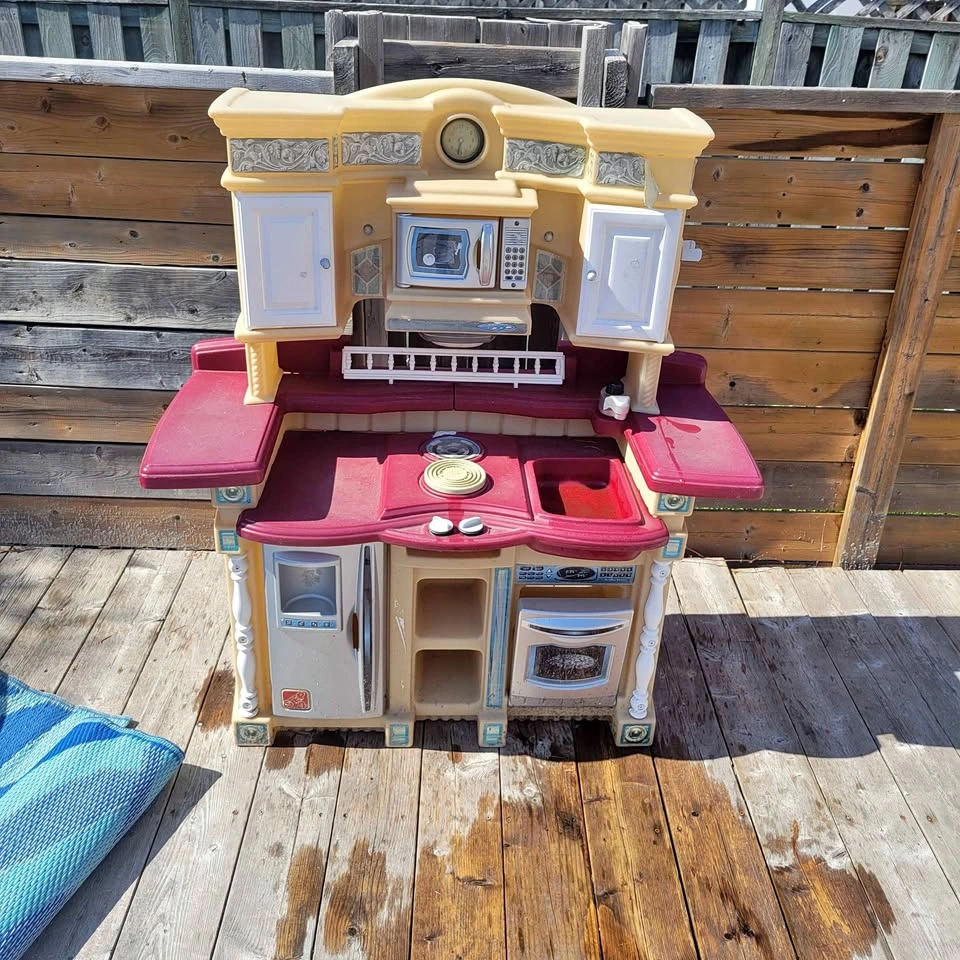 GUC Play Kitchen used outside