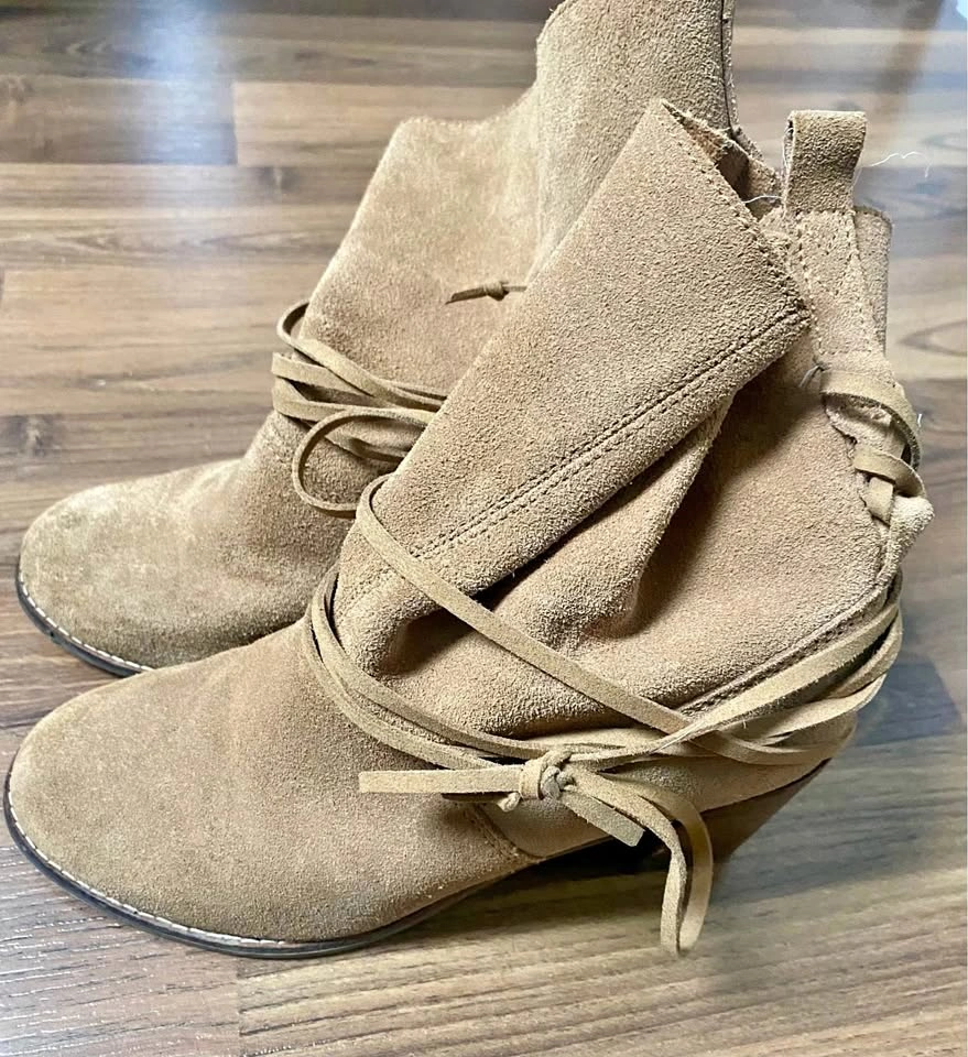 Tom's Suede Tan Ankle Boots