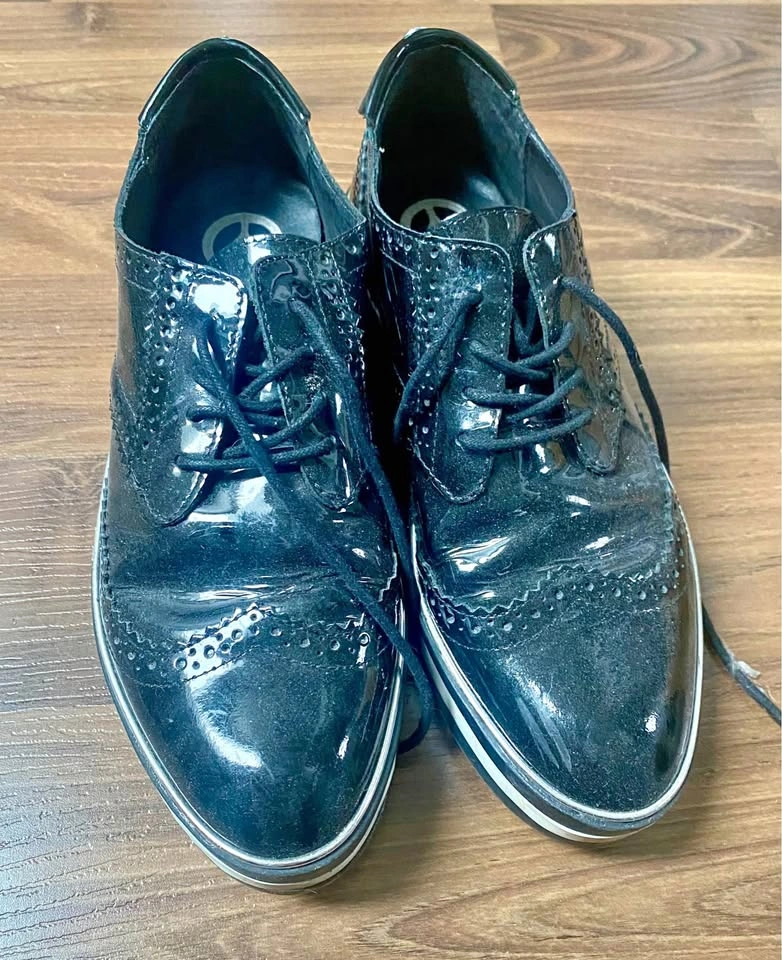 Cute stylish patent leather flats.