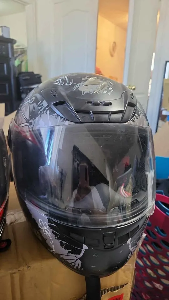URGENTLY SELLING Motorbike Scorpion helmet MOVING SALE image indicator(2)