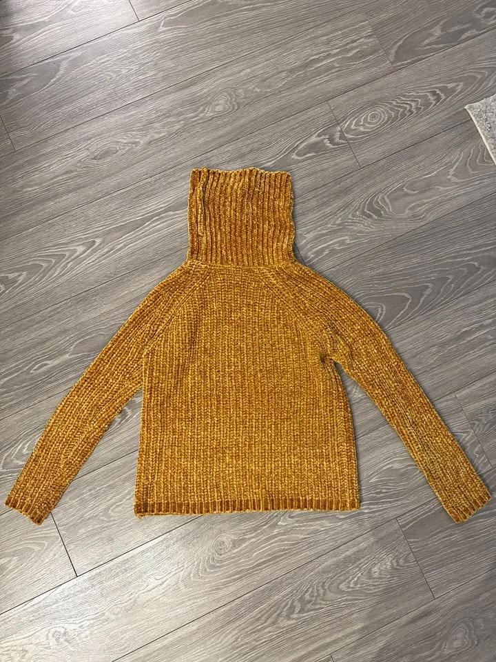 Urban Heritage Yellow/Gold Turtle Neck Sweater Small